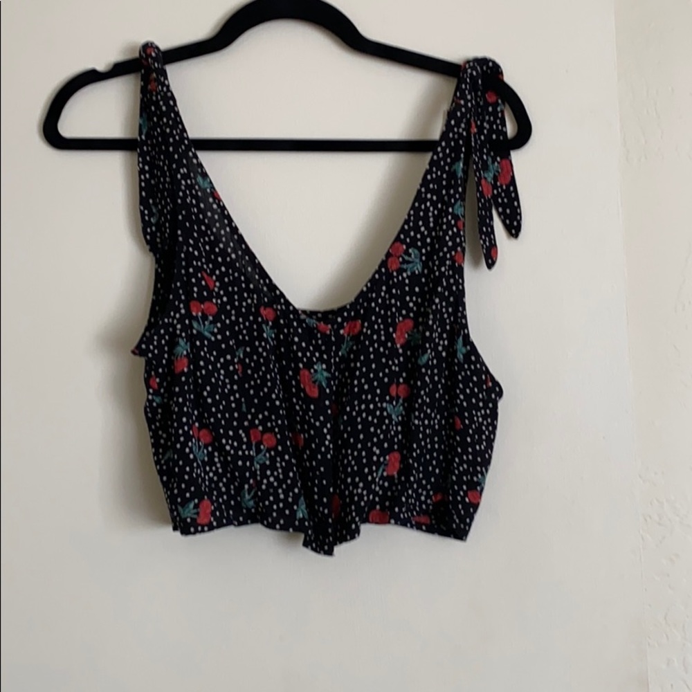 Adorable crop top 🍒